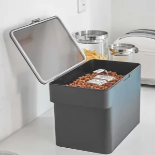 Yamazaki Tierfutter-Box luftdicht 6L Kunststoff schwarz. Die ideale Lösung für eine hygienische Aufbewahrung von Trockenfutter in der modernen Küche.