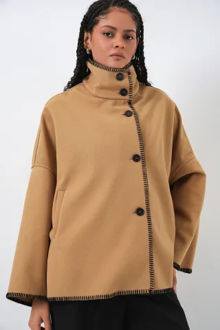 Texturierte Jacke mit abgesteppten Details und halbem Rollkragen