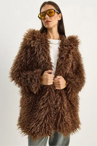 Übergroße Kapuzenjacke aus Kunstfell