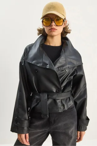 Übergroße Kunstlederjacke mit Knopfverschluss