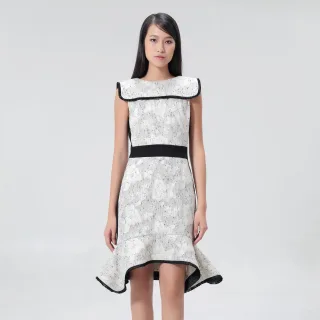 Maßgeschneidertes Brokatkleid mit kontrastierenden Borten