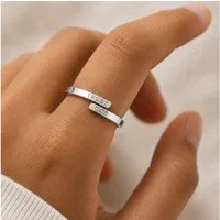 XCOAST Ring mit Gravur TRUST GOD Ring aus Edelstahl – silber & verstellbar (Perfekte Geschenkidee, Edelstahl), Fingergrößen von 17mm bis 19mm Durchmesser (anpassbar)