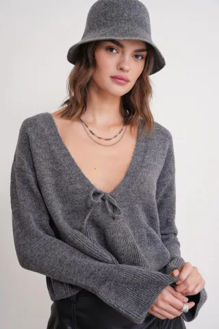 Knitpullover mit tiefem, detailliertem V-Ausschnitt und Rüschen