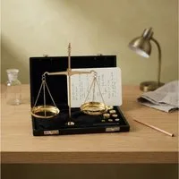 Antikas Wanddekoobjekt Goldwaage aus Messing, glänzend, mit Gewichten im Koffer, H.16 cm