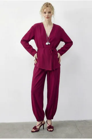 Bluse mit Gürtel und Jogginghose Set aus zwei Teilen
