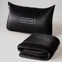 Cozyor Reisekissen und Reisedecke 2 in 1, Reiseset kuschelig weich + Rucksack-Clip, & mit praktischer Befestigung für Koffer, schwarz Eclipse Serie, 1-tlg., Verwandlungskissen, Flugzeugdecke für unterwegs wahlweise mit Nackenkissen & Augenmaske