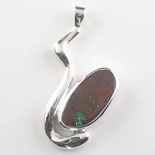 935 Silber Anhänger mit 5,20 ct. Boulder Opal – Kunstvoller Opalanhänger mit Boulder Opal aus den Boulder Opal Fields