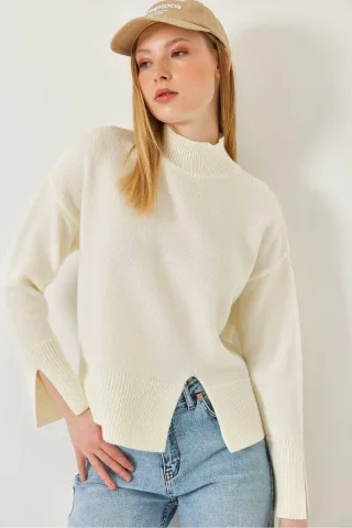 Lässiger Rollkragenpullover mit Schlitzen