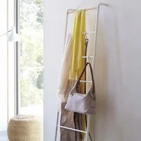Yamazaki Garderobenständer Tower Kleiderständer 45x162cm Handtuchleiter Kleiderleiter Garderobe, Handtuchhalter, Universalständer, weiß Metall mit Holzakzenten