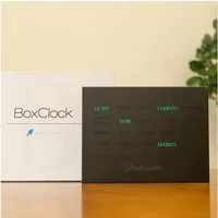 build-yours.de Tischuhr BoxClock Edelstahl - Die Wortuhr für den Schreibtisch - LED Standuhr
