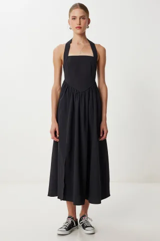 Schlankes Midi-Kleid mit quadratischem Kragen