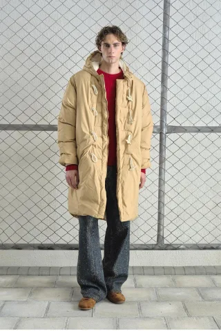 Langer, kapuzenbesetzter Daunenparka mit Taschen