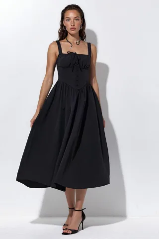 Midi-Kleid mit quadratischem Kragen und Knopfdetails