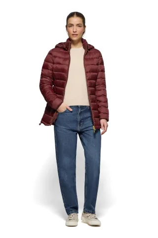 Ultraleichte Jacke Cintia granatrot mit abnehmbarer Kapuze und PC Stickerei