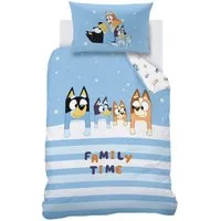 MTOnlinehandel Babybettwäsche Bluey Family Time 100x135 + 40x60 cm in Renforcé, Geschenkidee, 100% Baumwolle, 2 teilig, Süßes Bettwäsche- Set für Babys und Kleinkinder