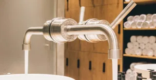 JEE-O Soho Wand-Waschtischarmatur, progressiv, edelstahl gebürstet, 700-1500 700-1500