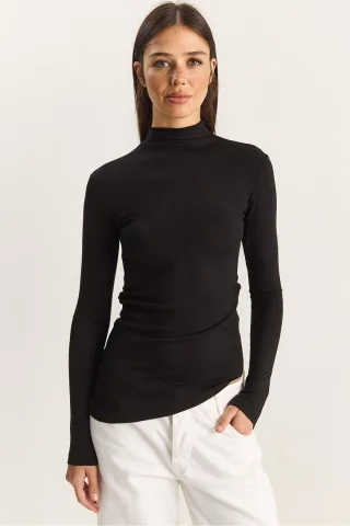 Figurbetontes Rollkragen-Longsleeve-Bluse mit Rüschendetail
