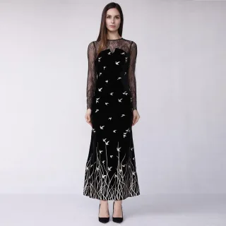 Langes goldenes besticktes Samtkleid
