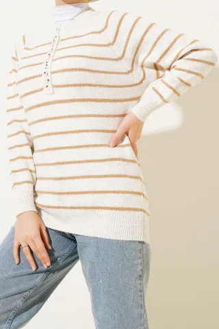 Gestreifter Strickpullover mit Knopfverschluss