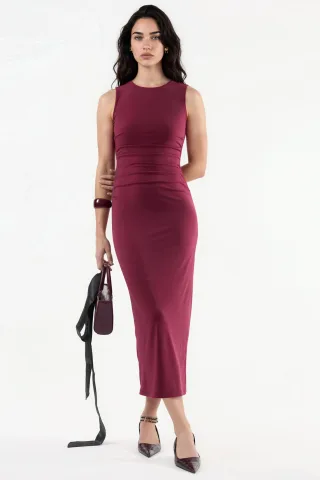 Figurbetontes Midi-Kleid mit Drapierungsdetail und Rundhalsausschnitt