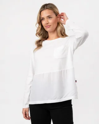 Rundhals-T-Shirt mit Brusttasche und Seitenschlitz in Weiß