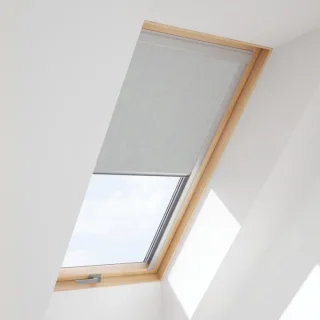 Dachfenster mit Verdunklungsrollo in Hellgrau, Holz, RoofLite+ made by Velux Group, Slim Pine, 55x78 cm, Innen Kiefer, außen Anthrazit