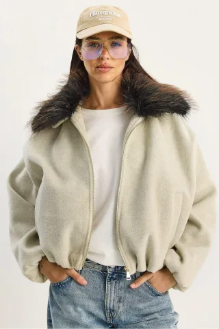 Übergroße Reißverschlussjacke mit Pelzkragen