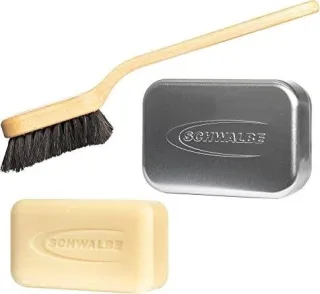 Schwalbe Natural Bike Soap 1 x Seife, 1 x Alu Box, 1 x Bürste im Netz