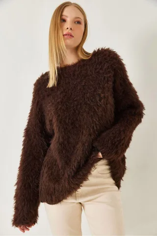 Überdimensionierter strukturierter Strickpullover mit plüschigen Details