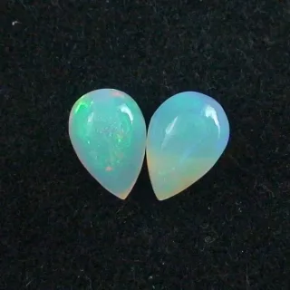Welo Opal Pärchen 2,29 u. 2,27 ct Multicolor Milchopale Opale