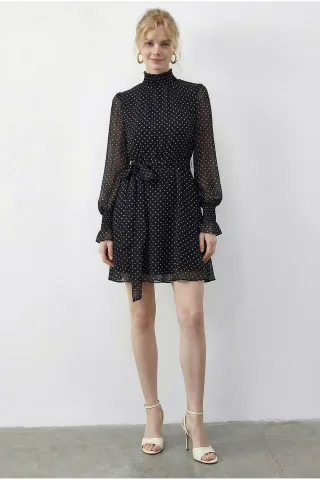 Polka-Dot-Halb-Turtleneck-Minikleid mit Gürtel