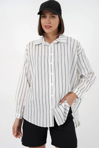 Texturiertes gestreiftes oversized Hemd mit Knopfverschluss