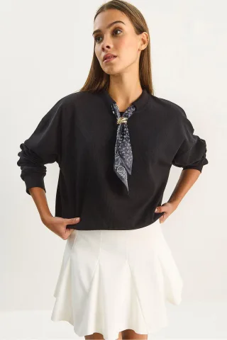 Klassisches Rippen-Sweatshirt mit Schal-Accessoire-Detail
