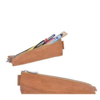 Sonnenleder Schlampermäppchen Leder Keilform Stevenson – naturbraun. Einzigartiges Design & lebendige Haptik. Jetzt dieses Unikat online entdecken!