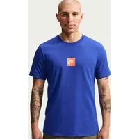 Nike T-Shirt Nike Sportswear T-Shirt mit sportlichem Rückenprint, hüftbedeckende Länge, Kurzarm, Rundhals