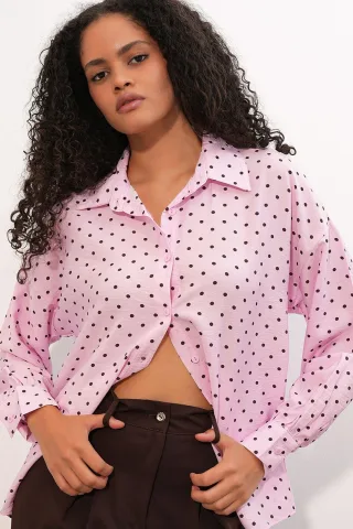 Übergroßes Polka-Dot-Crepeshirt