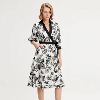 Bi-Material-Wickelkleid mit tropischem Print