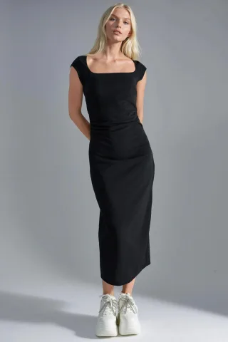 Midi-Kleid mit quadratischem Ausschnitt und Schlitzdetails