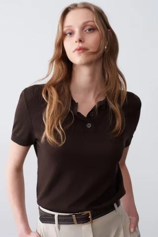 Damenbluse mit Polokragen und Knöpfen