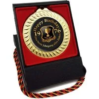 RAHMENLOS® Metallschild Medaille, Orden als Geschenk zum 50. Geburtstag - Jahrgang 1976, (Geschenkbox und Kordel), mit Geschenkbox und Kordel