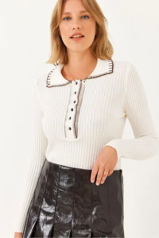 Texturiertes Ripp-Strickpullover mit Knopfausschnitt und langen Ärmeln