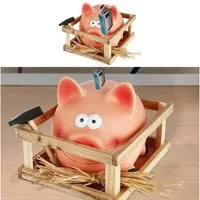 CEPEWA Spardose Sparschwein im Stall mit Hammer 14x12cm