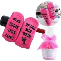 Lucadeau Kuschelsocken Geschenk für Frauen mit Wein Spruch, liebevoll als Cupcake verpackt (Gr. 37-43, 1 Paar) rutschfest, flauschig, Geschenkverpackung