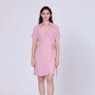 Minimalistisches Wickelkleid und italienischer Kragen