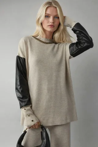 Sweater mit Kunstlederdetails