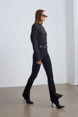 Taillenhohe Skinny Flare Hose mit Gürtel