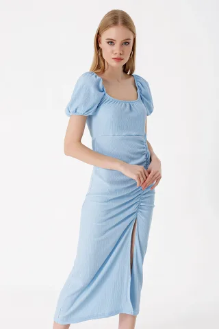 Strukturiertes Midi-Strickkleid mit quadratischem Kragen
