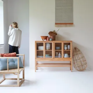 Vitrine aus Mindiholz mit Glasfront 120 cm Massivholz Tikamoon