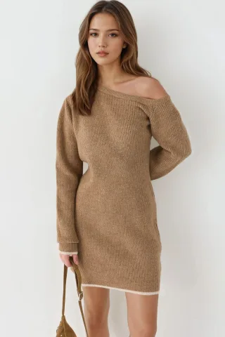Asymmetrisches Kragen-Rippstrickkleid
