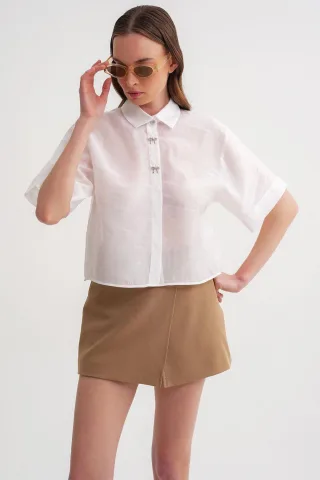 Kurzärmliges Crop-Shirt mit Stein-Accessoires